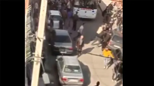 ببینید / ویدیویی غم‌انگیز از تلاش مردم برای بردن دختران مسموم به بیمارستان