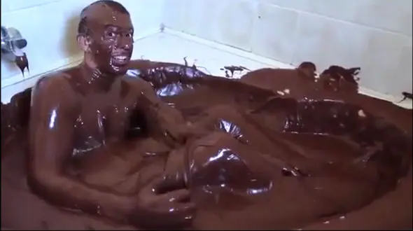 دوش گرفتن با طعم شکلات / بعد از دیدن این فیلم ممکن است دیگر نوتلا نخورید + فیلم