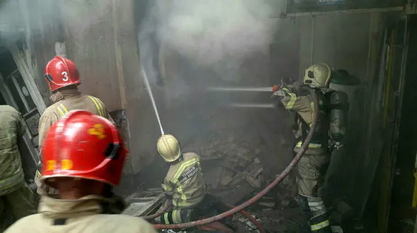 مصدوم شدن آتش نشان هنگام عملیات در خیابان ری+ عکس