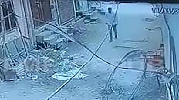 این فیلم را نبینید / لحظه‌ وحشتناک‌ مرگ مرد جوان به دلیل سقوط مصالح ساختمانی 