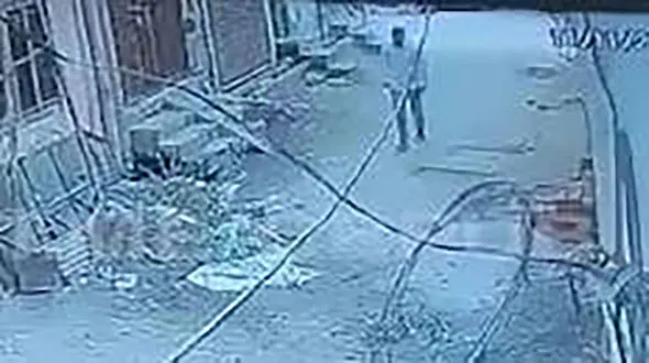 این فیلم را نبینید / لحظه‌ وحشتناک‌ مرگ مرد جوان به دلیل سقوط مصالح ساختمانی 
