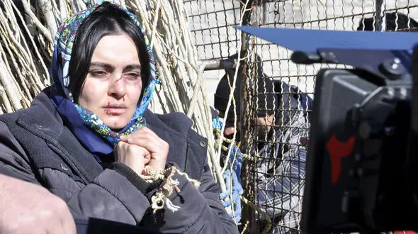 زندگی پرفراز و نشیب یک زن در «سیاه مثل زغال» / دنیا فتحی با گلرخ گریه کرد