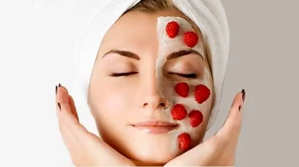 پوستی شفاف و آیینه ای با ماسک توت فرنگی