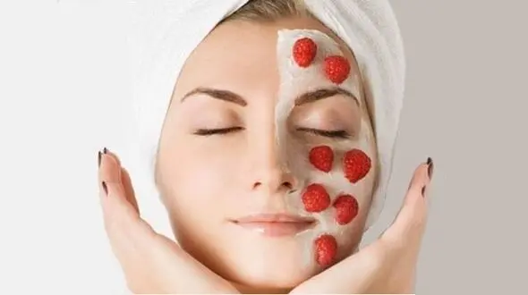 پوستی شفاف و آیینه ای با ماسک توت فرنگی