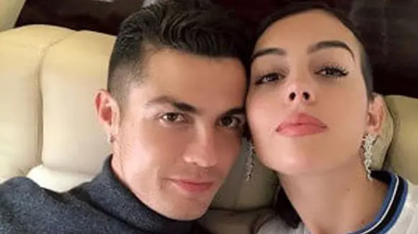 مردی که همه جا با رونالدو و خانواده اش هست، کیه؟