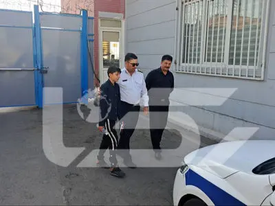 فیلم / پدر و مادر  حواس پرت این پسربچه را در آزادراه کرج جاگذاشتند / /پلیس راه فرشته مهربان کودک ۱۲ ساله شد