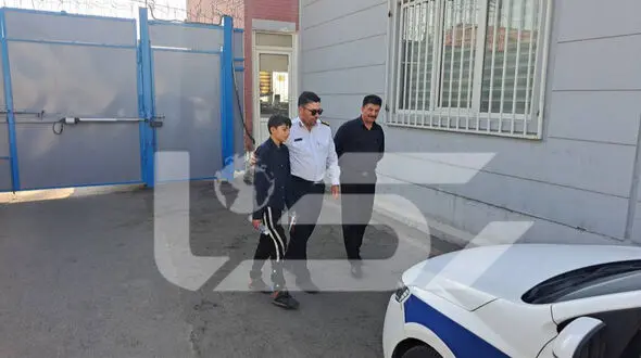 فیلم / پدر و مادر  حواس پرت این پسربچه را در آزادراه کرج جاگذاشتند / /پلیس راه فرشته مهربان کودک ۱۲ ساله شد