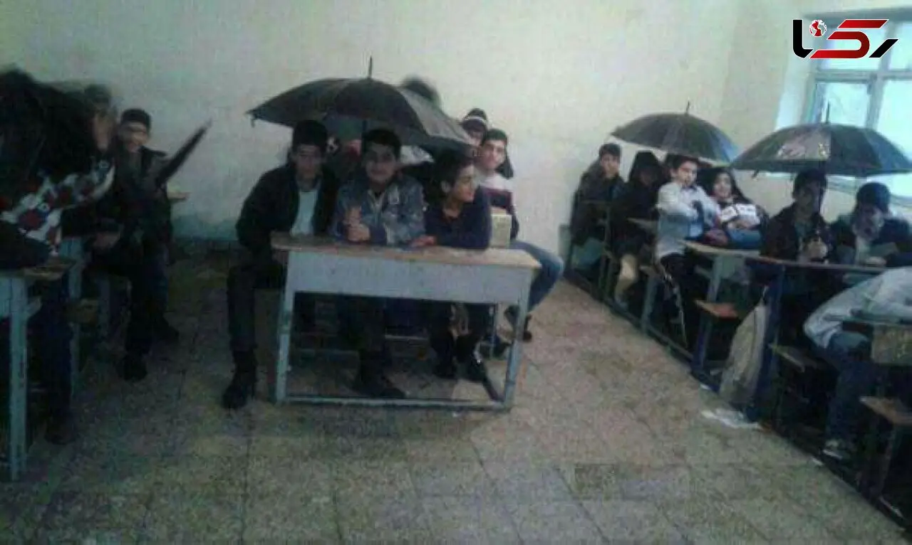 به خاطر چکه کردن سقف کلاس دانش آموزان با چتر پشت نیمکت نشستند!+عکس