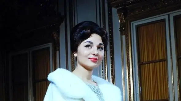 عکس سفر به ایام قدیم 1348 /  لم دادن فرح پهلوی جلو آفتاب و تماشای هیبت سگ غول پیکرش !