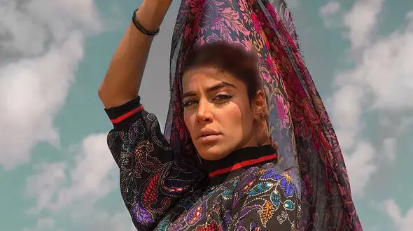  کافه گردی شهاب حسینی با همسر جدیدش با این تیپ گنگ / خانم با این لباس عجیب همه رو میخکوب کرد 