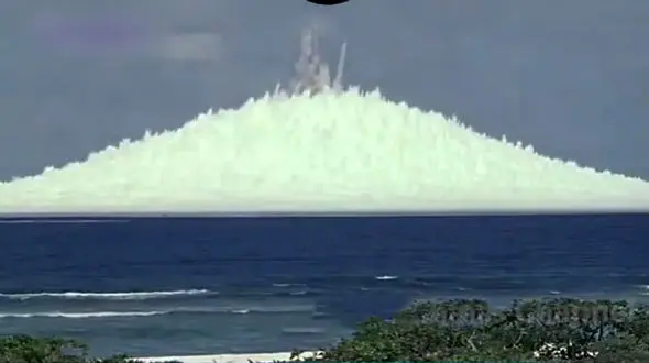 فیلم لحظه انفجار بمب اتم زیر دریا