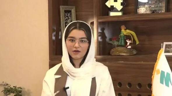 عکس ها / نگاهی به چیدمان خلاقانه اتاق خاص آترینا فرحمند، رتبه 1 کنکور تجربی 1404/ از دکور چوبی خوشرنگ تا شازده کوچولو