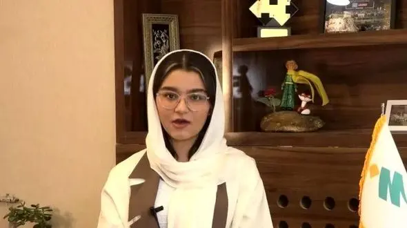 عکس ها / نگاهی به چیدمان خلاقانه اتاق خاص آترینا فرحمند، رتبه 1 کنکور تجربی 1404/ از دکور چوبی خوشرنگ تا شازده کوچولو