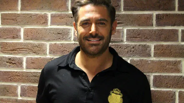 شعرخوانی یک دختر درمقابل رضا گلزار+فیلم