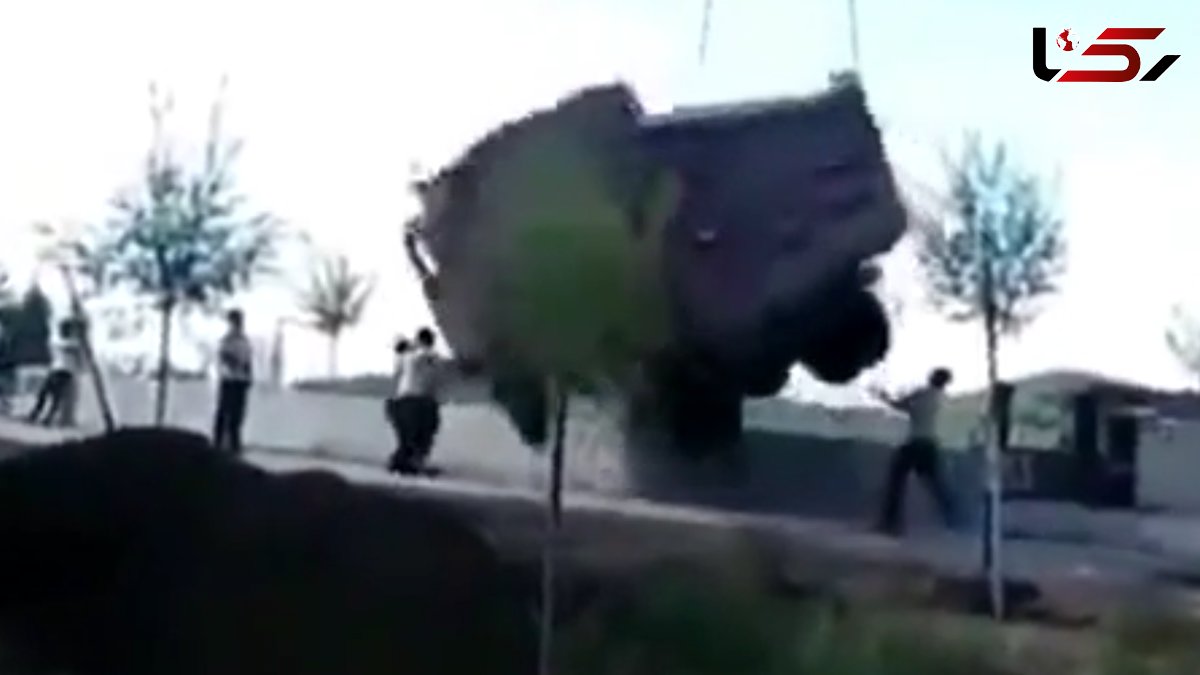 فیلم لحظه هولناک مرگ دو نفر بر اثر پاره شدن سیم بکسل جرثقیل