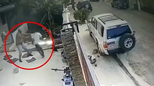 فیلم لحظه کتک خوردن دزد ریز اندام از مرد قوی هیکل در حیاط خانه / بیخیال هم نمی شد!