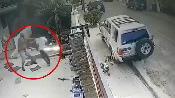 فیلم لحظه کتک خوردن دزد ریز اندام از مرد قوی هیکل در حیاط خانه / بیخیال هم نمی شد!