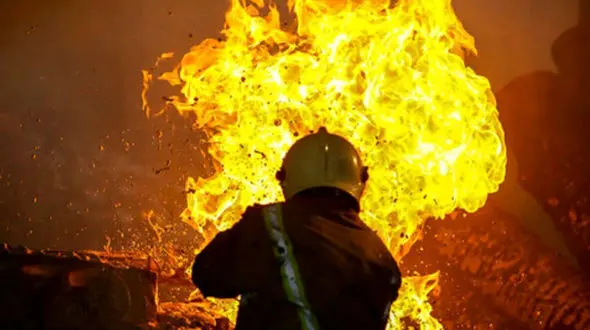 ببینید / فیلم هولناک از زنده زنده سوختن 8 کودک در آتش سوزی اتوبوس / آنها از سیل پاکستان زنده مانده بودند 