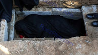 
خوابیدن مادر شهیدهادی طارمی در قبر پسرش+تصاویر
