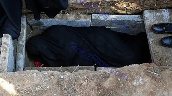 
خوابیدن مادر شهیدهادی طارمی در قبر پسرش+تصاویر
