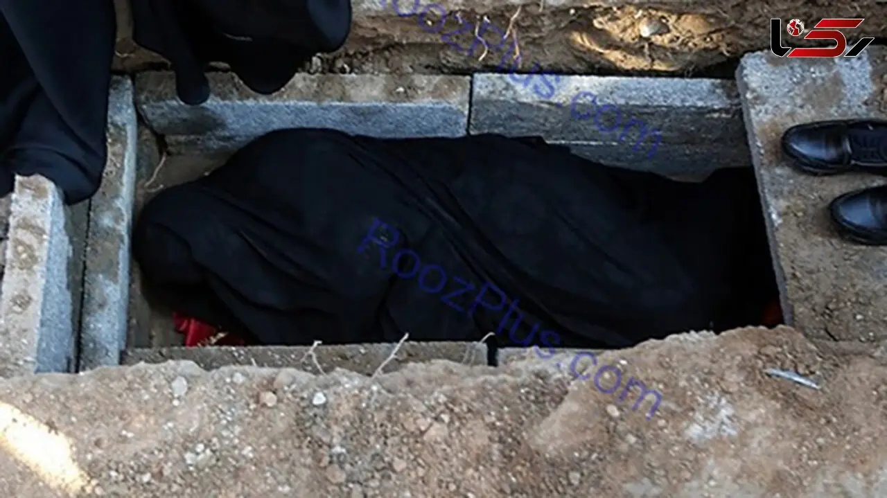 
خوابیدن مادر شهیدهادی طارمی در قبر پسرش+تصاویر
