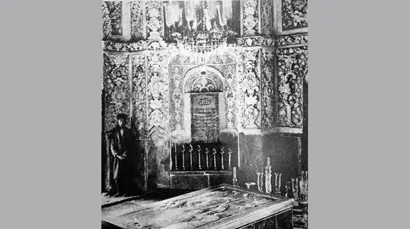 محو فتحعلی‌‏شاه از قم/آرامگاه شاه قاجار در حرم حضرت معصومه (س) به دفتر زائران تبدیل شده و در حال تخریب است