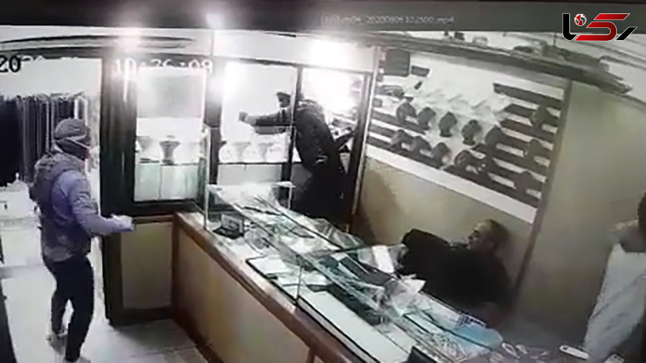  واکنش جالب طلافروش در لحظه سرقت مسلحانه خوفناک از مغازه اش در اسلامشهر