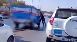 فرار عجیب یک راننده نیسان بعد از تصادف در صدمتری مشهد! + فیلم