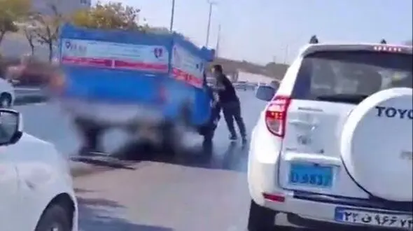 فرار عجیب یک راننده نیسان بعد از تصادف در صدمتری مشهد! + فیلم