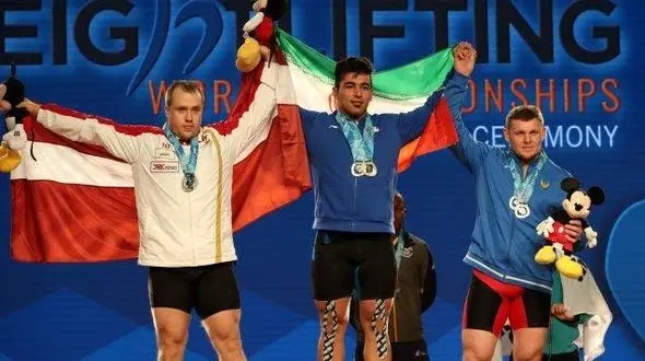 حرکت جالب علی هاشمی وزنه بردار ایرانی در مقابل دختر اهداکننده مدال + فیلم و عکس