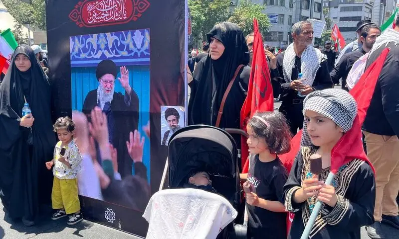 طوفان مشت‌ها در بدرقه آقای شهید ایران؛ تهران ایستاده در آغاز یک راه