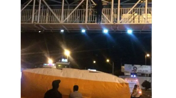 اقدام خطرناک پسر 17 ساله روی پل رهگذر+ عکس