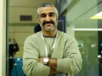 فیلم/ آفتابی شدن پژمان جمشیدی بعد از مدت ها در تشییع جنازه اکبر عبدی