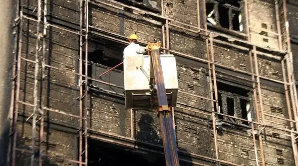 نجات معجزه‌آسای نوزاد و ۹ نفر دیگر از شعله‌های مرگبار در آبادان