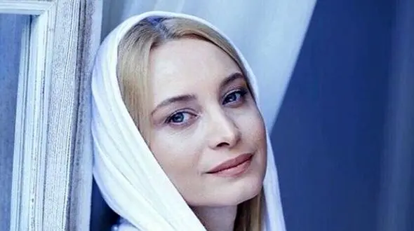 چهره ها/تیپ جوان‌پسند عمه خانم سریال فاصله‌ها در 55 سالگی