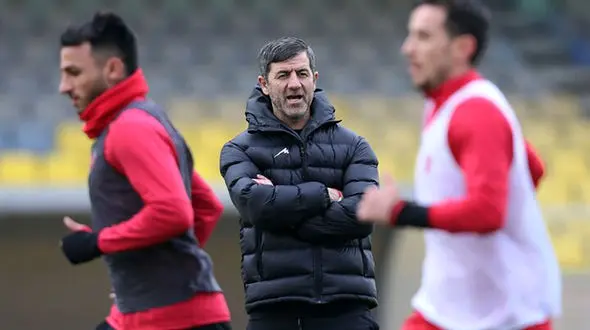 درویش مربی پیدا نکرد / کریم باقری سرمربی پرسپولیس ماند!