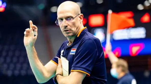 فیلم حضور سرمربی ایتالیایی تیم ملی در حرم امام رضا (ع)