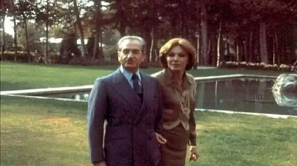 سفر به ایام قدیم /  موتورسواری دو ترکه فرح دیبا و محمدرضا پهلوی  در پارک عمومی /  سال 1348