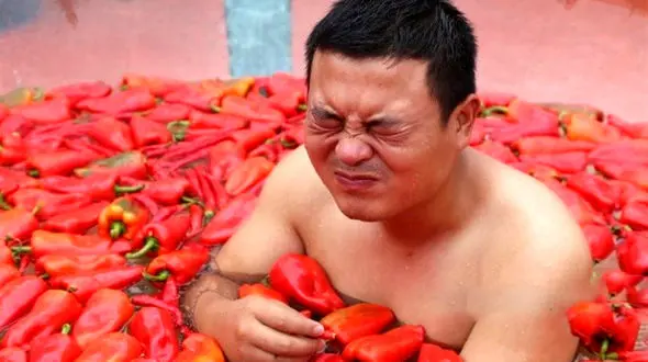 مسابقه خوردن فلفل قرمز و نشستن تا گردن در داغ‌ترین سس چیلی جهان!+عکس های جالب 