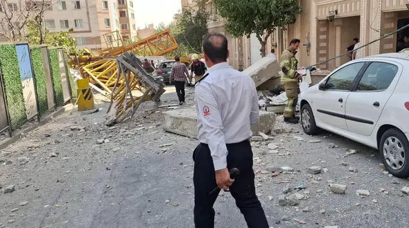 سقوط جرثقیل برجی روی ساختمان مسکونی در تهران + فیلم