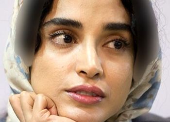 عکس/ ژست جالب عکاسی الهه حصاری و مادر جوان تر از خودش / معبد شائولینه مگه؟!