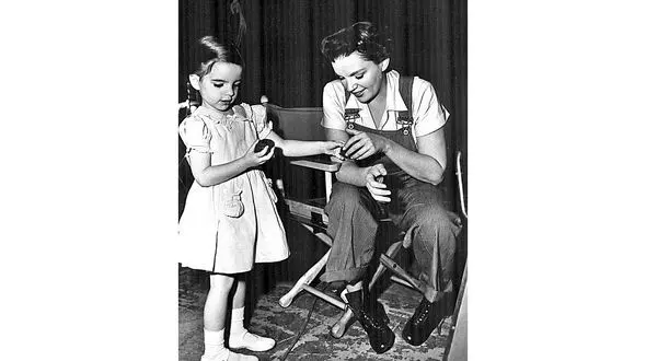 اعتراض تند دختر بازیگر معروف به ساخت فیلمی درباره مادرش!عکس