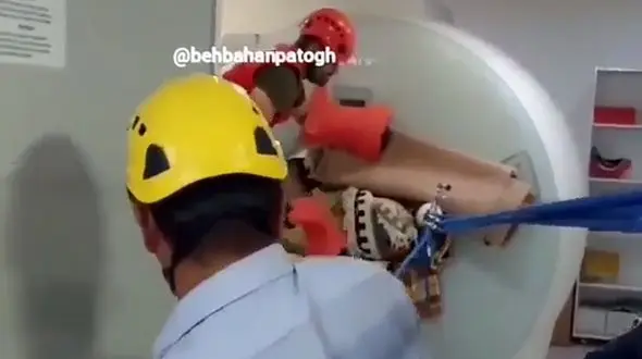 ببینید / فیلم عجیب از گیر کردن بیمار بهبهانی در دستگاه ام آر آی + فیلم عملیات آتش نشانان 