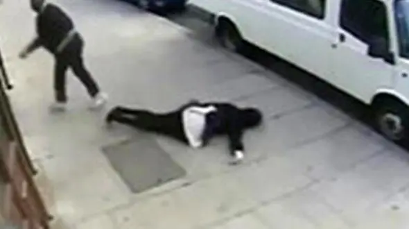 ببینید |/ حمله وحشیانه چند سیاه‌پوست به یک عابرپیاده در آمریکا + فیلم