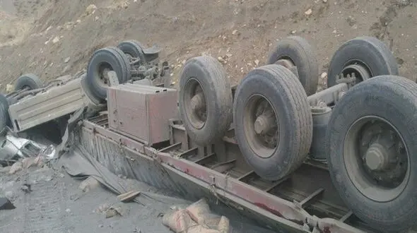  تریلی در جاده سرپلذهاب چپ کرد + عکس