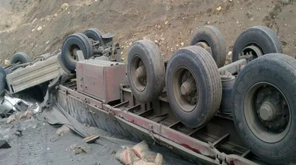  تریلی در جاده سرپلذهاب چپ کرد + عکس
