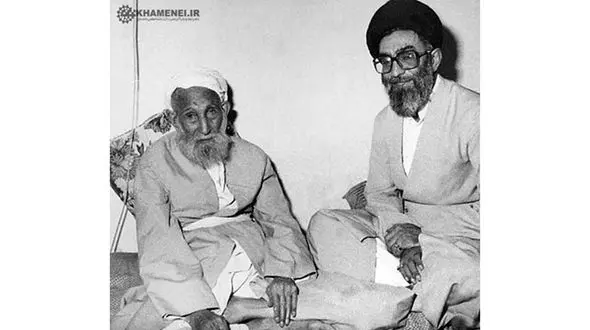 تصویر دیده نشده از رهبر انقلاب در کنار پدرشان