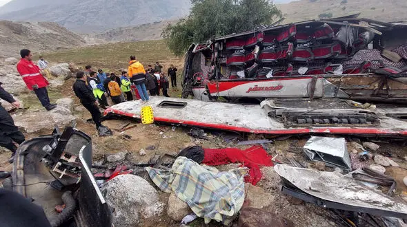 تحویل پیکر جان‌باختگان حادثه تصادف اتوبوس سربازان به خانواده ها