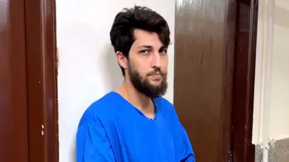 فیلم / مرد مامورنمایی که با لباس پلیس دختران تهرانی را فریب می داد بازداشت شد / او را میشناسید؟