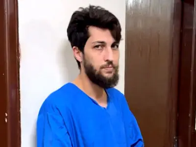 فیلم / مرد مامورنمایی که با لباس پلیس دختران تهرانی را فریب می داد بازداشت شد / او را میشناسید؟